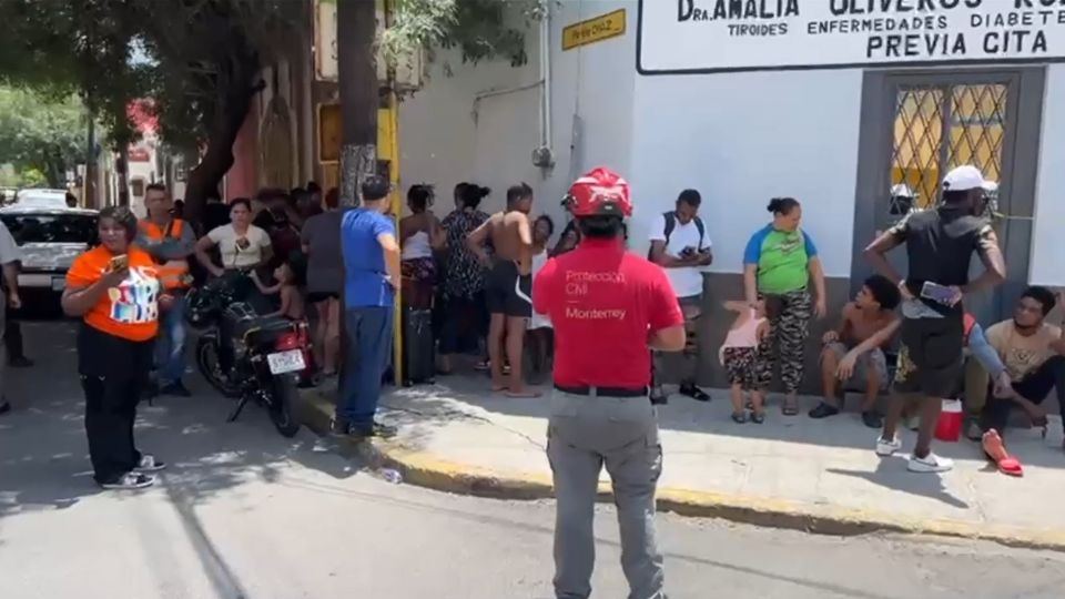 El incendio comenzó en el tercer piso de un edificio habitacional del Centro de Monterrey y dejó 45 evacuados.