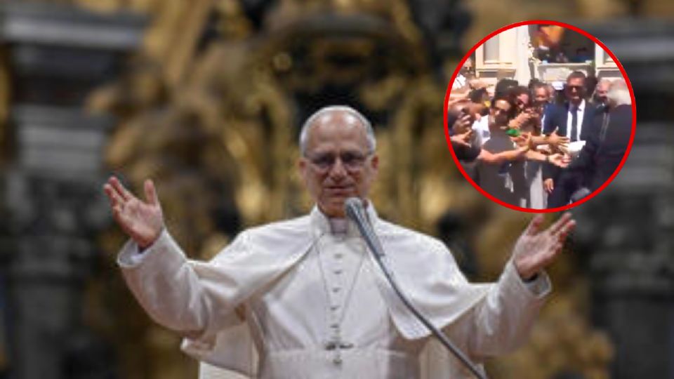 Con calma  y levantando las manos, el papa pidió serenidad a los presentes.