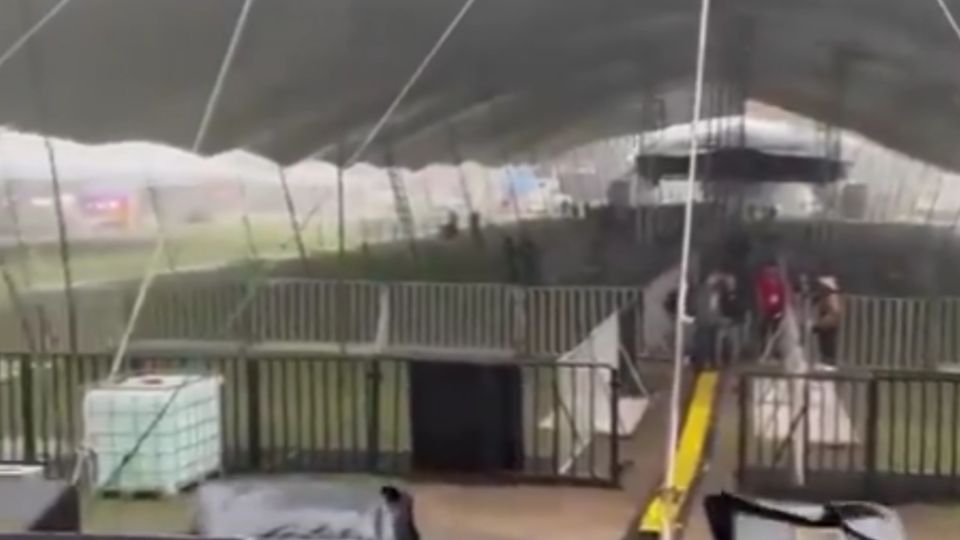 El escenario donde se presentaría Caifanes en Tlaxcala, colapsó.