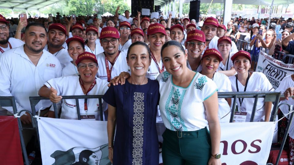 La presidenta Claudia Sheinbaum se reunió con la gobernadora de Colima, Indira Vizcaíno.