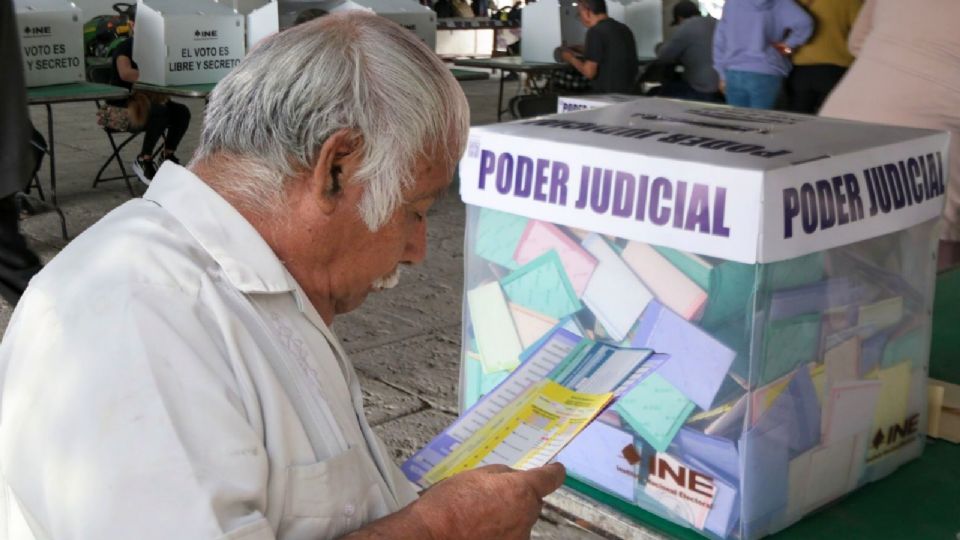 El INE habría permitido el uso de los acordeones y se negó a fiscalizar adecuadamente los recursos utilizados en las campañas.