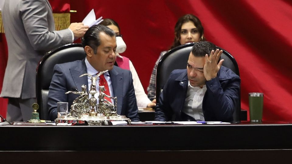 El líder panista en la Cámara de Diputados, Elías Lixa, dialoga con el presidente de la Mesa Directiva de la cámara baja, Sergio Gutiérrez Luna.