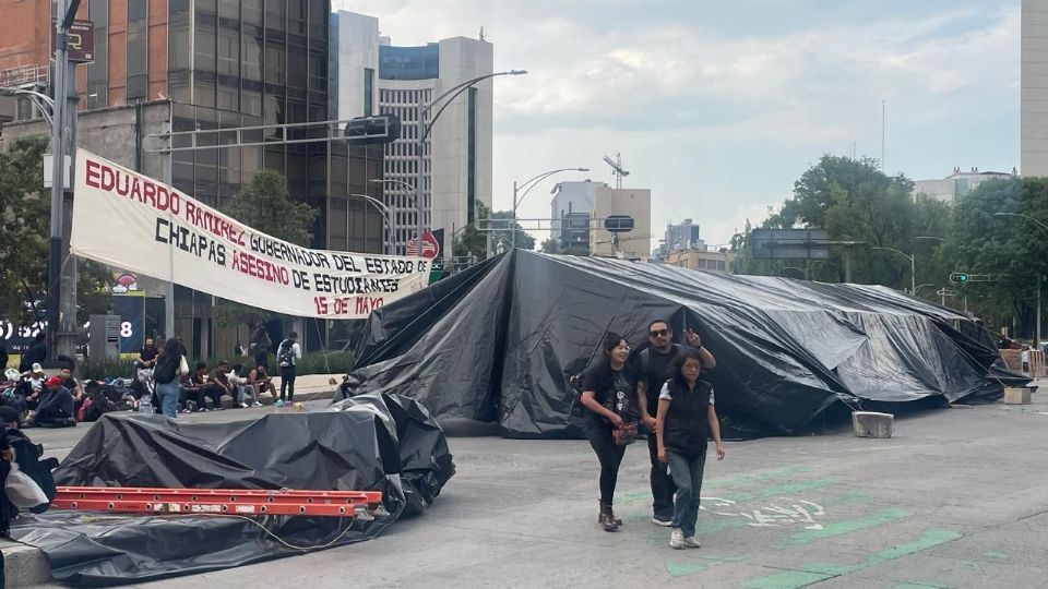Los normalistas de Chiapas se manifestaron en Reforma.