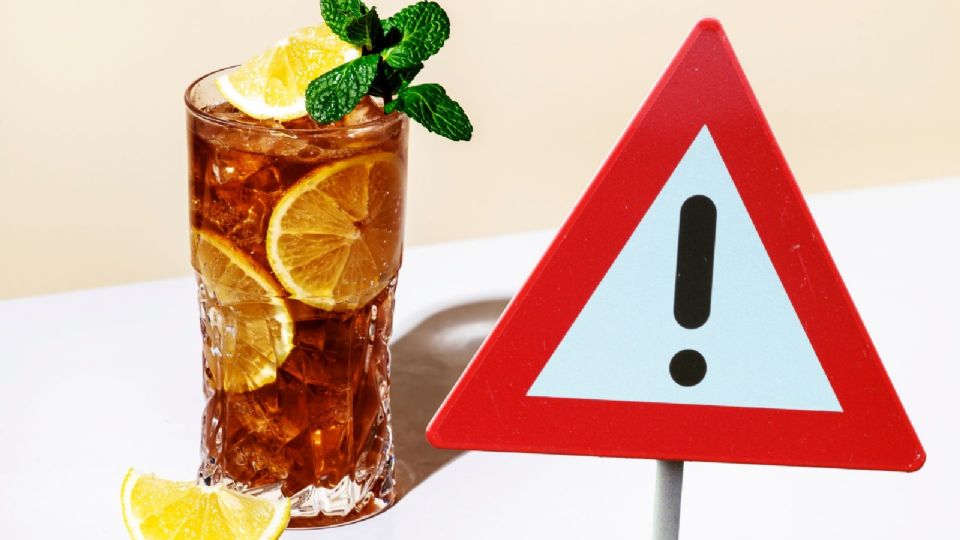 El Long Island Iced Tea parece un refresco inofensivo, pero es una de las bebidas más alcohólicas que existen. ¡Consúmelo con responsabilidad!