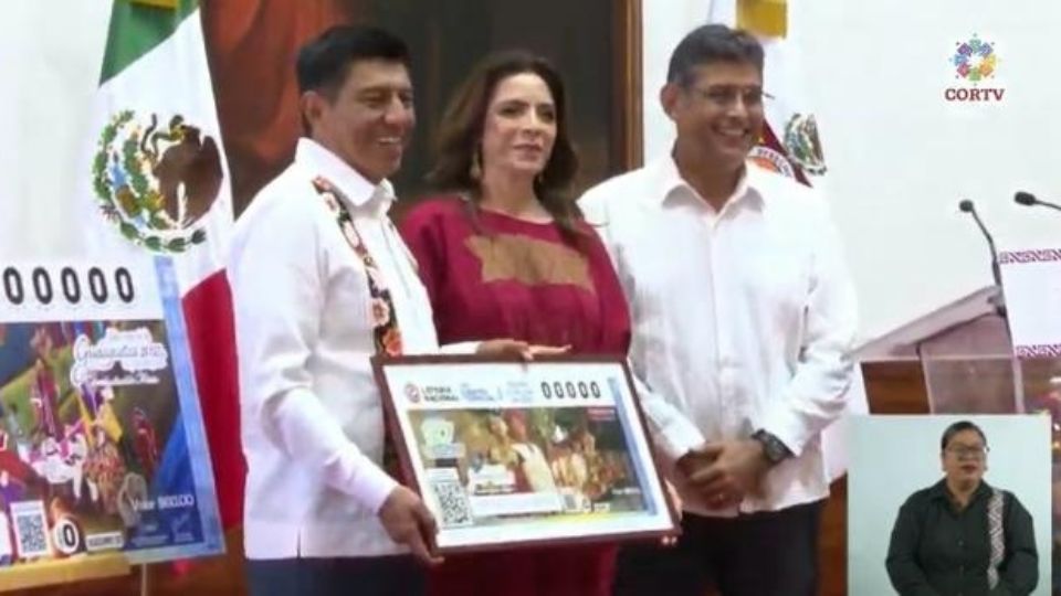 La directora de la Lotería Nacional, Olivia Salomón, junto al gobernador de Oaxaca, Salomon Jara.