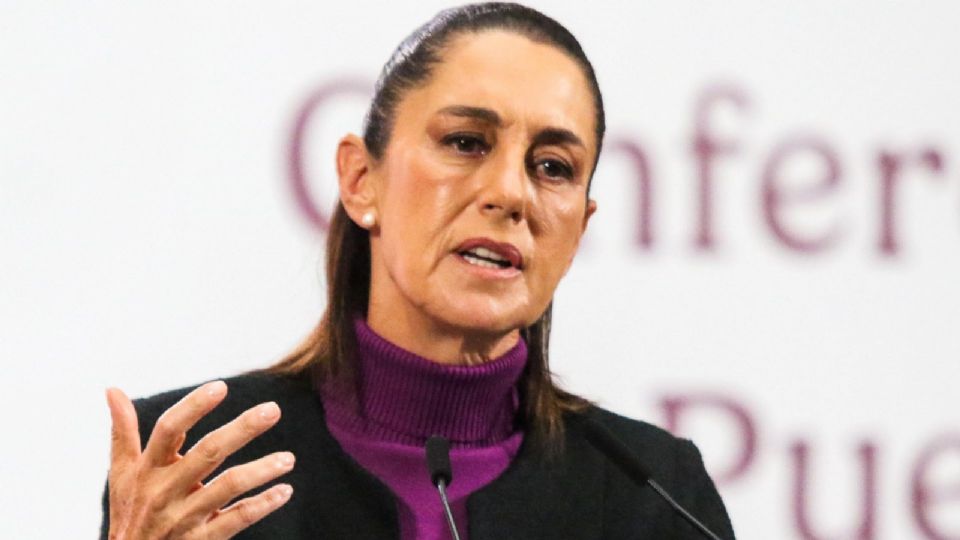 La Presidenta Claudia Sheinbaum Pardo, en la conferencia matutina en el salón Tesorería del Palacio Nacional.
