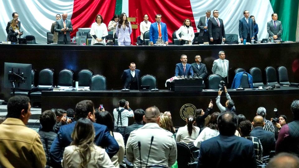 Sin presentación del dictamen, sin análisis en comisiones y con dispensa de trámites, la mayoría aplicó el fast track.