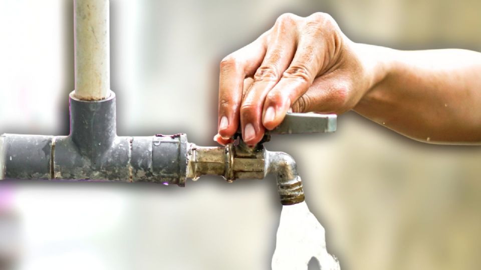 Trabajadores del SIAPA realizan mantenimiento en infraestructura clave.