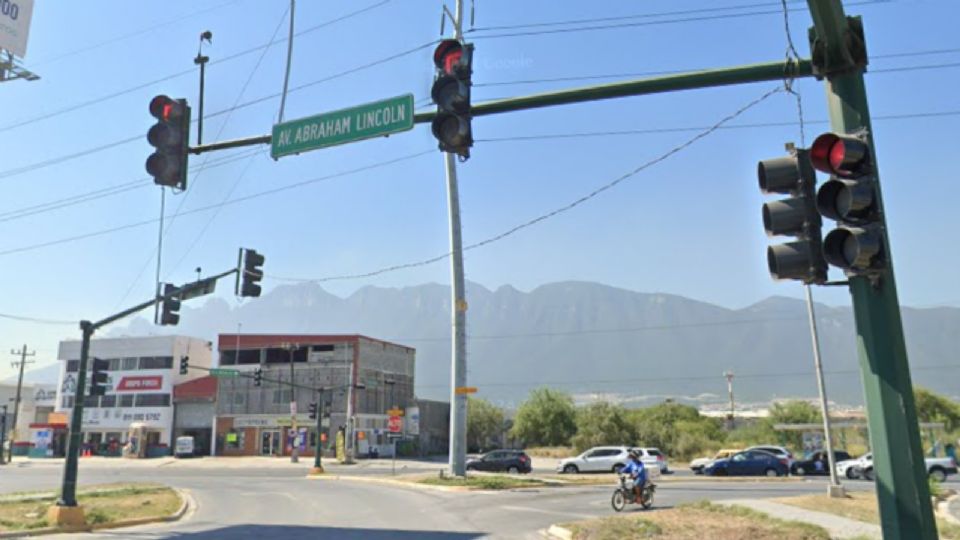 El conductor del vehículo chocó contra la base del semáforo.