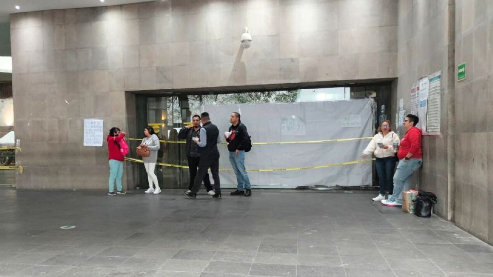 Instalaron cinta amarilla y una manta blanca con un cartel que dice “Presidente necesitamos solución”.