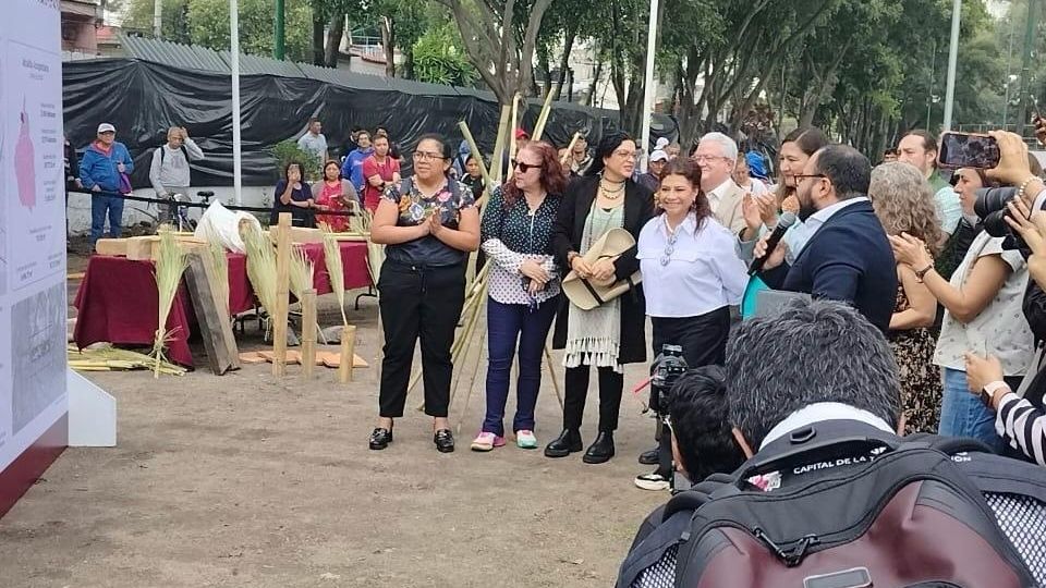 Presente en el lugar la mandataria incluso interactuó con un robot, en lo que será la robotopia.