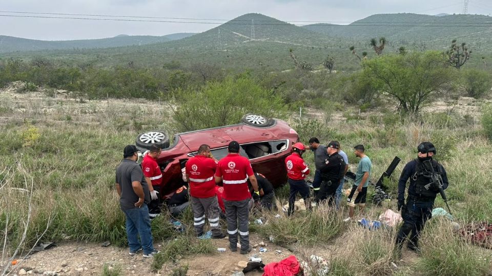 Unidades de Protección Civil atendieron la volcadura que dejó 11 lesionados en la carretera a Colombia, a la altura de Salinas Victoria, Nuevo León.