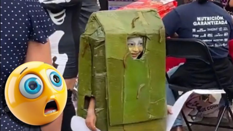 Cubierto en hojas de plátano, este niño se hizo viral al disfrazarse de tamal oaxaqueño en honor a su mamá.