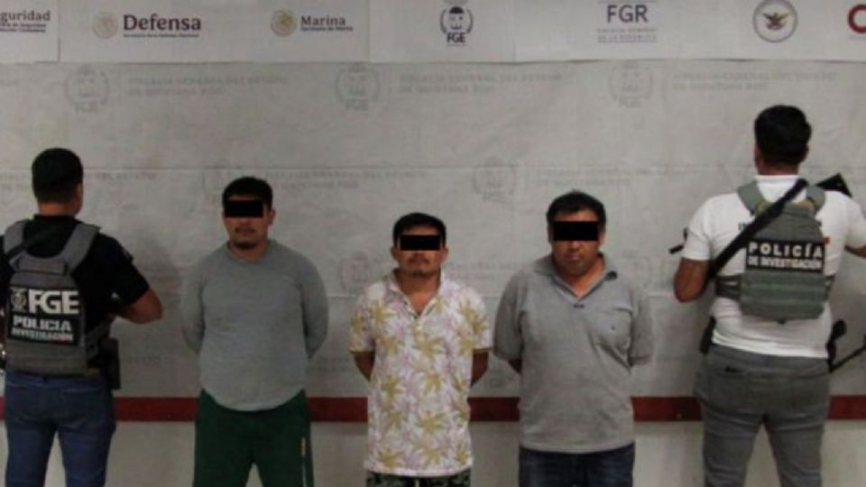 Les aseguraron seis armas semiautomáticas Ak-47, un arma larga AR15 con cargador abastecido y cuatro kilos de presunta droga.
