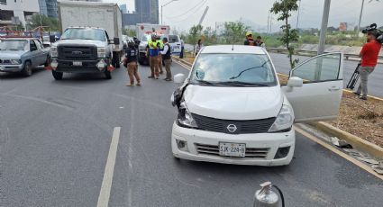 Choque entre tráiler y auto en Monterrey deja a cuatro mujeres heridas