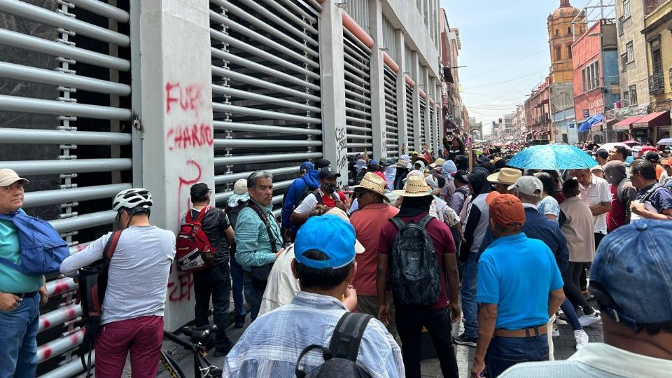 Integrantes de la CNTE se manifiestan en las instaciones del SNTE que han sido vandalizadas.