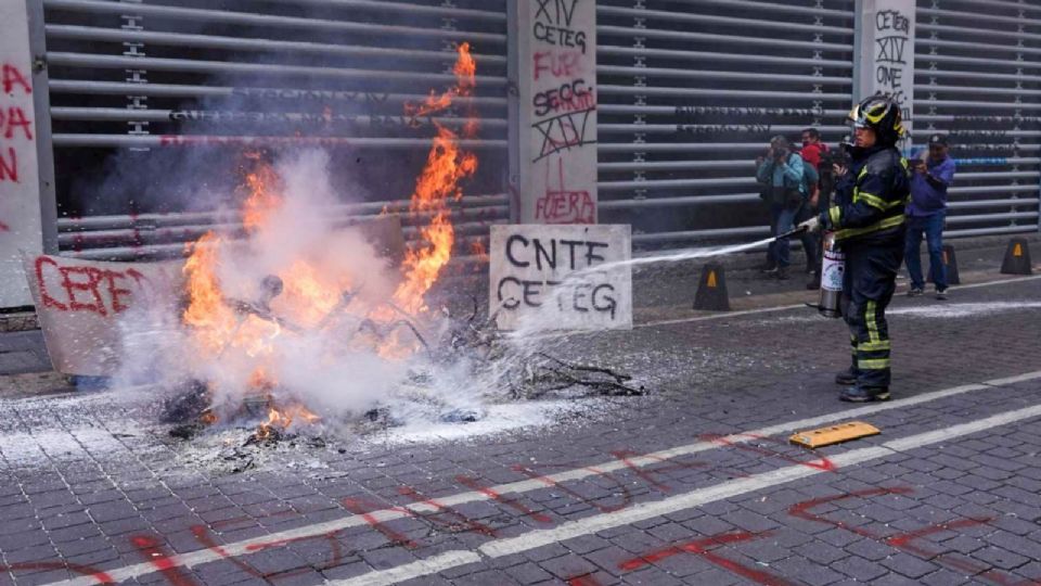 Bomberos apagaron el fuego de gorras y muebles de las instalaciones del Sindicato Nacional de Trabajadores de la Educación (SNTE).