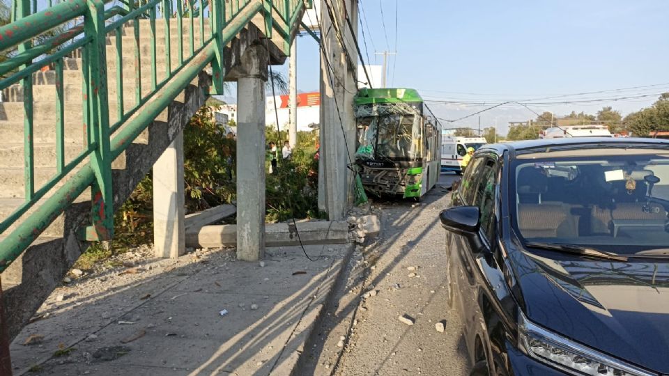 La unidad de transporte público chocó contra la base del puente peatonal.