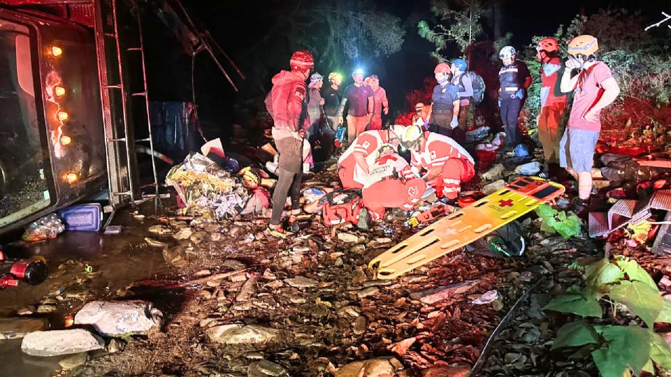 Paramédicos de la Cruz Roja y elementos de Protección Civil atendieron a los heridos.