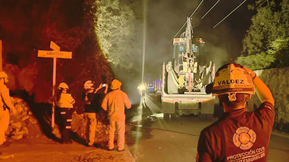 Elementos de Protección Civil y Bomberos trabajaron para sofocar las llamas de los vehículos.