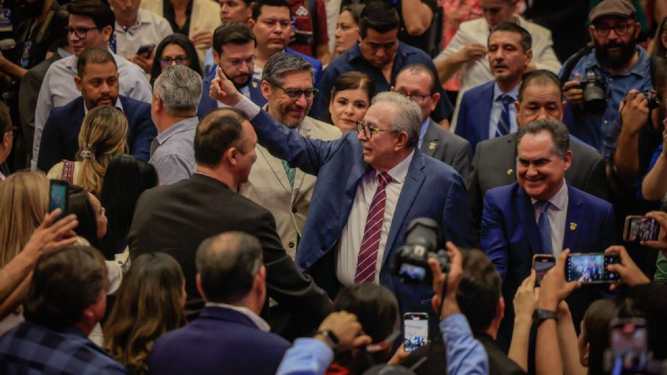 El gobernador de Sinaloa, Rubén Rocha Moya, asistió al Cuarto Informe del rector Jesús Madueña Molina, en cuyo marco también rindió protesta para continuar en el cargo hasta 2029.