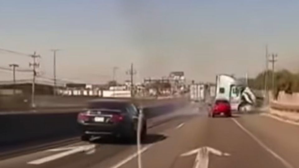 En las imágenes se aprecia como el resto de los automivilistas vivieron una situación de riesgo.