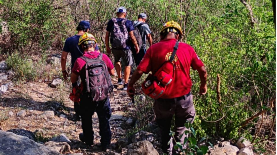 Los rescatistas acompañaron en el descenso a los turistas extranjeros.