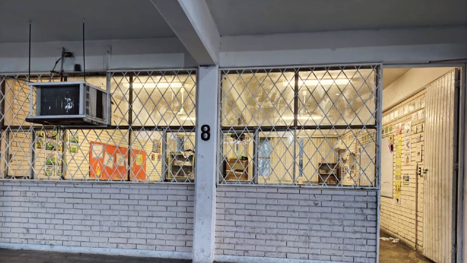 El intendente del plantel fue quien sorprendió al joven dentro de uno de los salones.