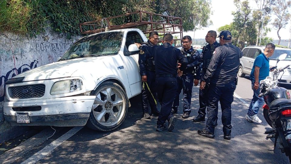 Elementos de la SSC arribaron al lugar donde el conductor de una camioneta fue asesinado.