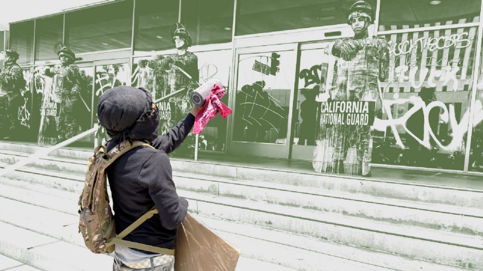 Manifestantes exigen la liberación de activistas detenidos por ICE en redadas arbitrarias en Los Ángeles.