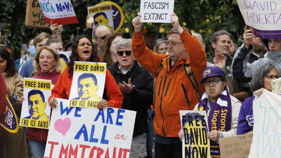 Manifestantes en contra de las redadas en Los Ángeles.