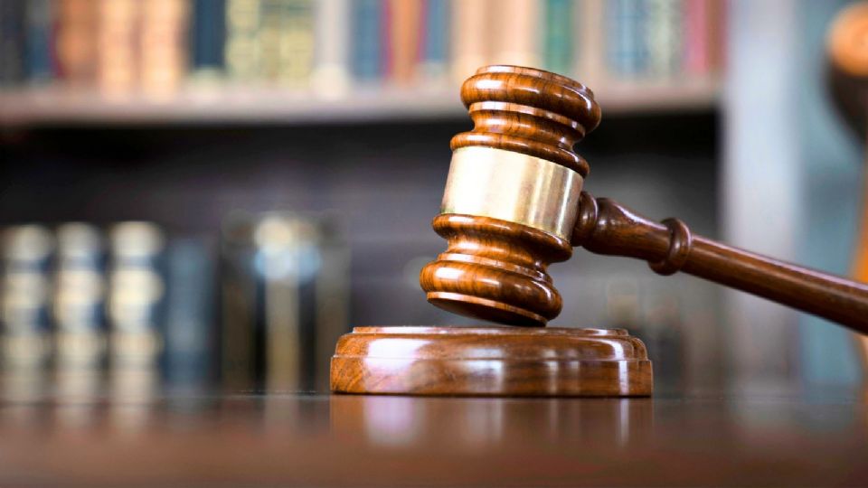 Los entonces oficiales, colocaron al conductor del auto particular en el cofre de una de las patrullas.