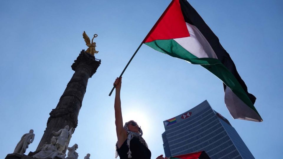 Activistas protestaron con banderas de Palestina en el Ángel de la Independencia.