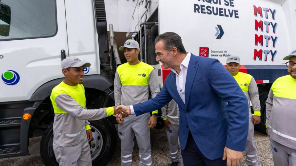 Adrián de la Garza presentó los nuevos camiones recolectores que se suman a la flotilla de Red Recolector para mejorar el servicio en Monterrey.