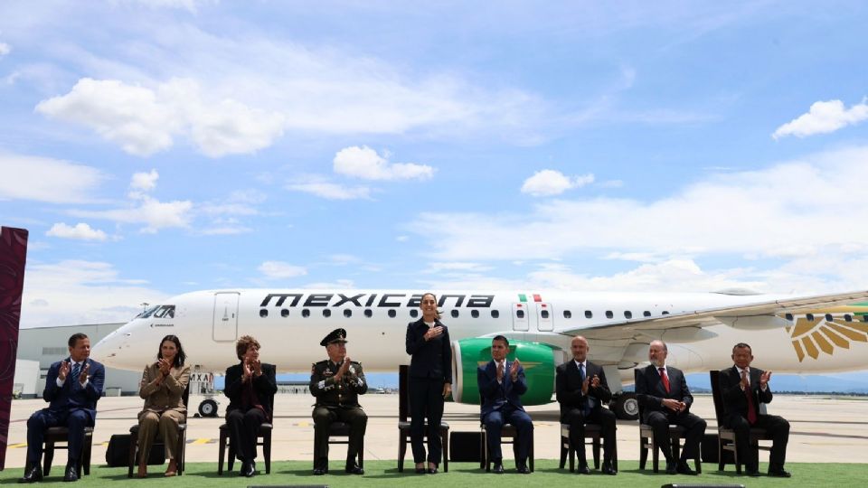 La presidenta Claudia Sheinbaum recibe la primera aeronave Embraer para Mexicana de Aviación.