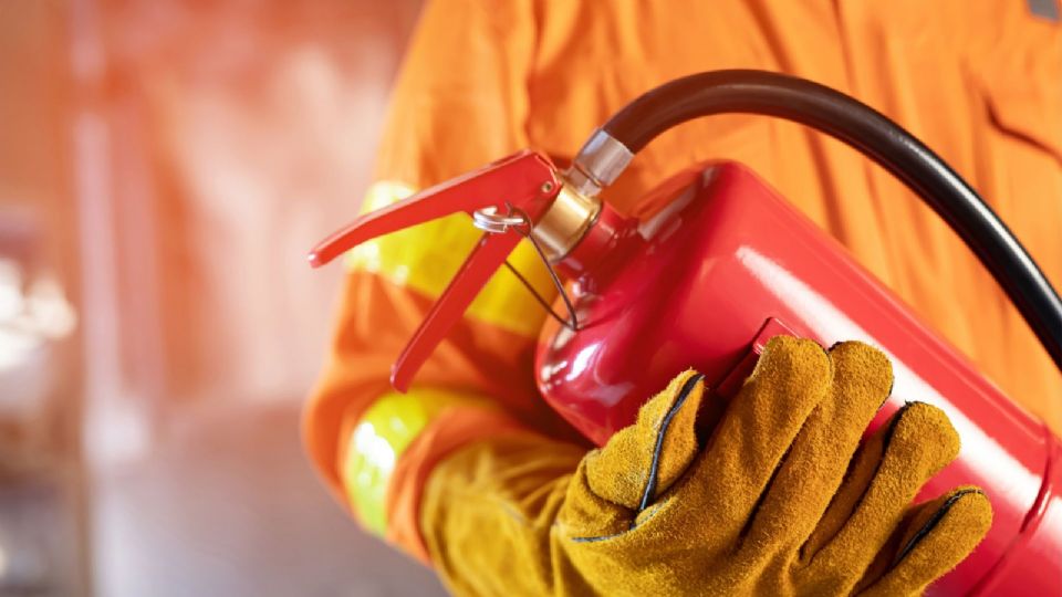 Personal de esta terminal de autobuses, policías y locatarios lograron mitigar el fuego.