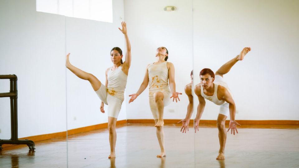 Brenda Calderón, Sofía Ramos y Sergio Lara, integrantes de la Compañía de Danza de la FAE.
