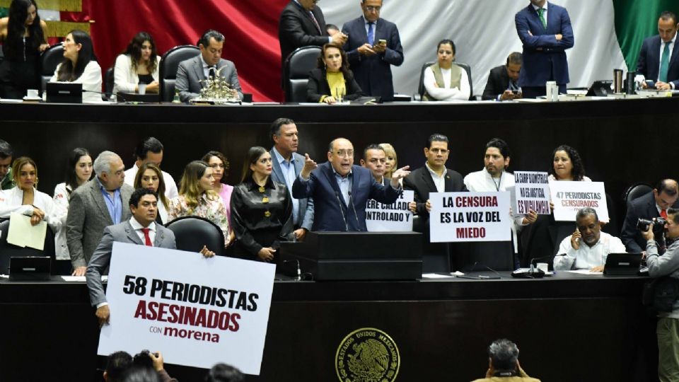 Rubén Moreira, diputado y coordinador del PRI, junto a sus compañeros de bancada, muestran cartulinas en contra de la ley federal de Telecomunicaciones.