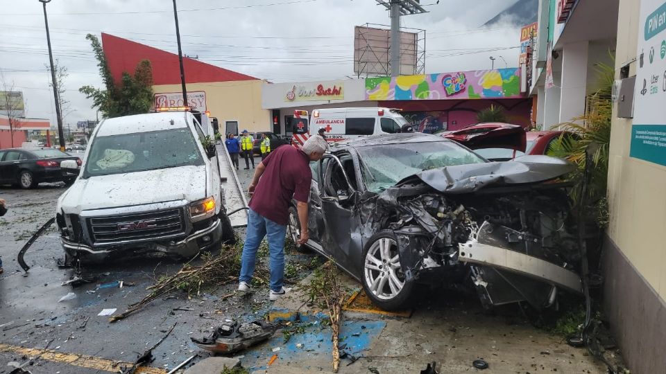 Camioneta pierde el control e impacta varios vehículos y un local comercial en Monterrey.