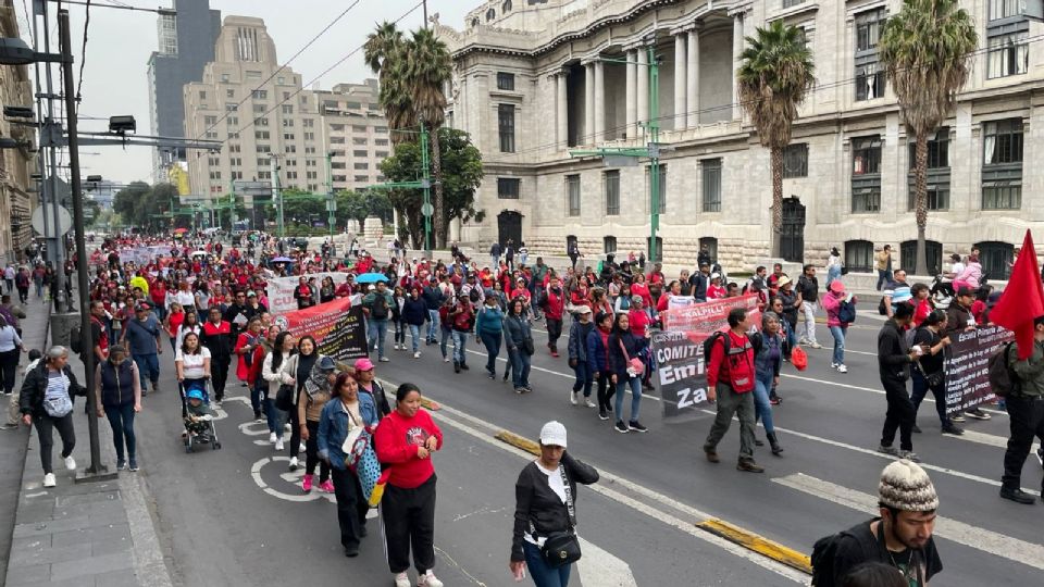 Los profesores marcharon del hemiciclo a Juarez hacia el eje central.
