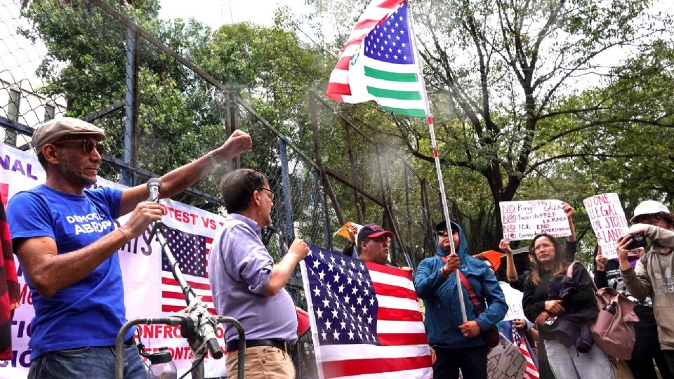 Ciudadanos estadounidense que habitan en la ciudad y mexicanos se dieron cita en la embajada de Estados Unidos.
