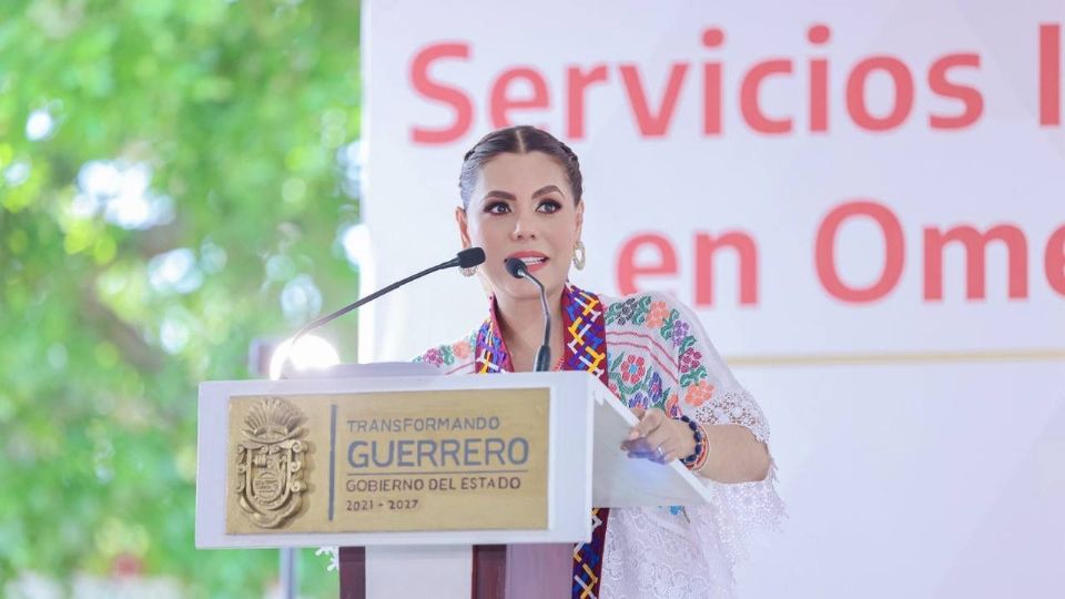 La gobernadora de Guerrero, Evelyn Salgado Pineda, encabezó en Ometepec la Feria de Servicios Integrales.
