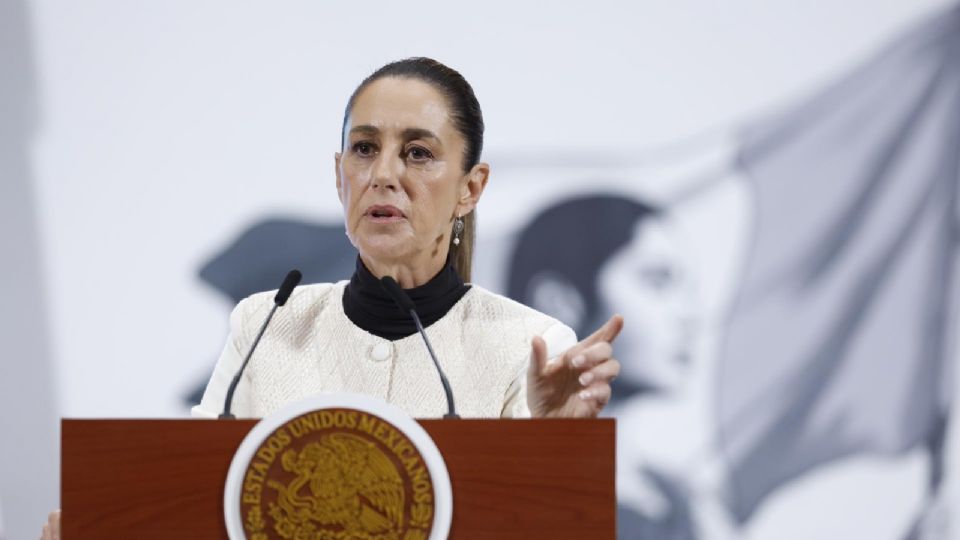 La presidenta de México, Claudia Sheinbaum, habla durante una rueda de prensa este viernes.