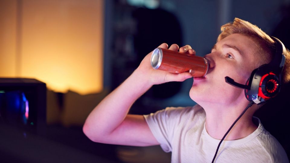 Una sola lata de una bebida energética contiene toda el azúcar que una persona necesita.