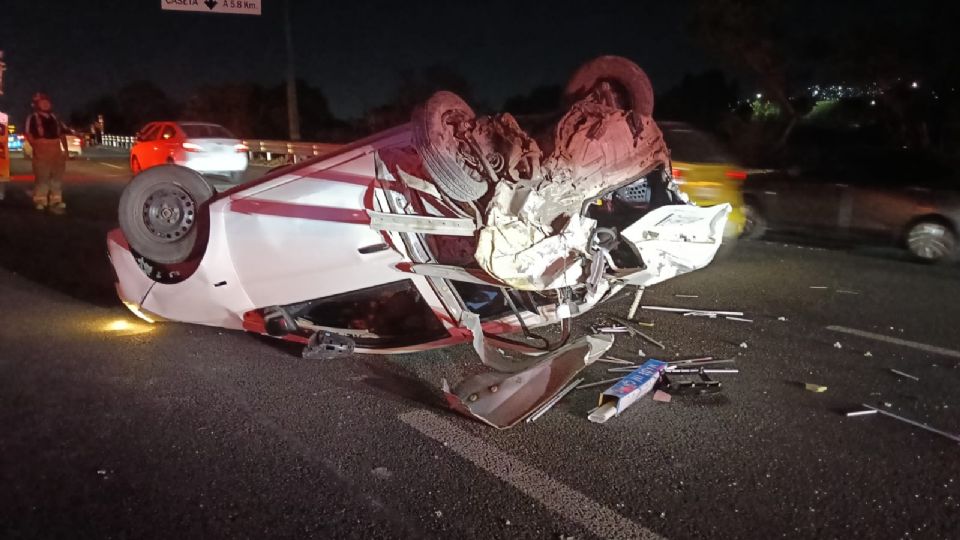 Elementos de Protección Civil y Cruz Roja acudieron al lugar del accidente en Guadalupe, donde confirmaron el fallecimiento de una mujer de 50 años.