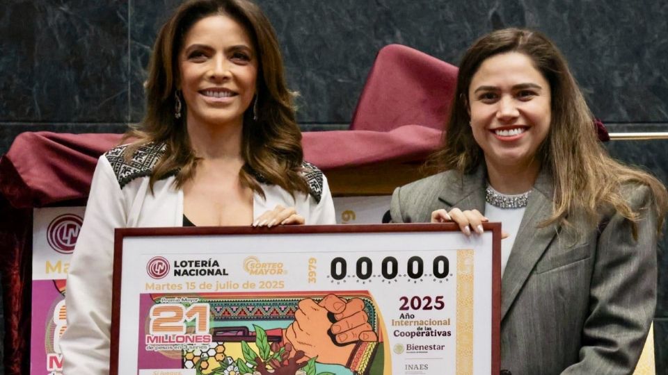 Develación del billete del Día Internacional de las Cooperativas por parte de la directora general de Lotería Nacional, Olivia Salomón.