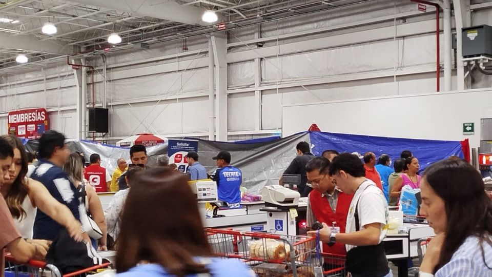 Policía y peritos acordonaron el área de comidas del supermercado en San Pedro, donde una mujer murió tras atragantarse con un hot dog.