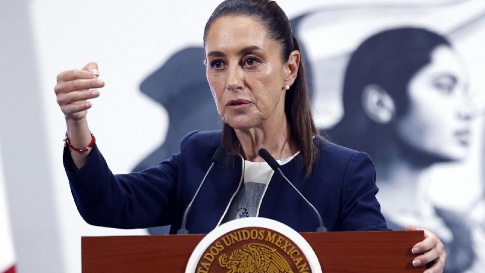 La presidenta de México, Claudia Sheinbaum, habla durante una rueda de prensa este lunes, en el Palacio Nacional.