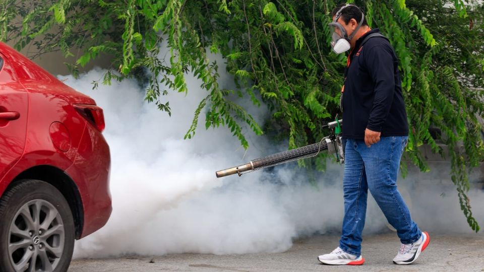 El municipio de Guadalupe realiza labores de fumigación en la colonia Guerra como parte de la campaña contra el dengue.