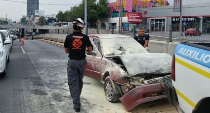 Tsuru choca y se incendia en Garza Sada | VIDEO